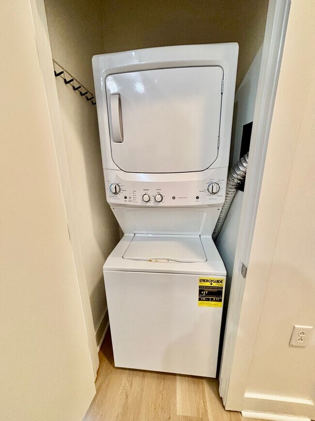 Building Photo - 1 Bedroom Condo Downtown!