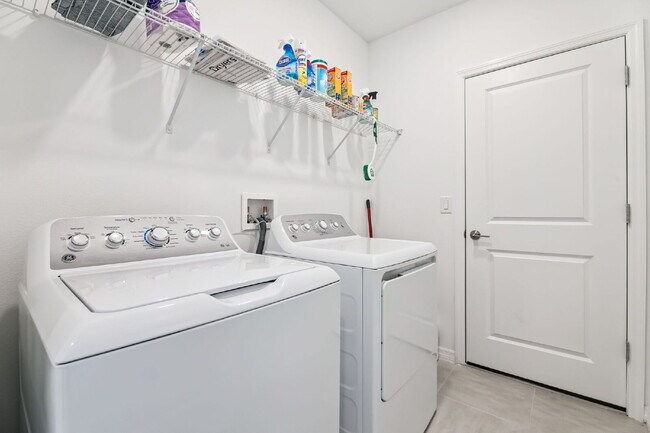 Building Photo - Spacious 4 Bedroom Retreat with 3 Full Baths in Charming Edgewater, FL!