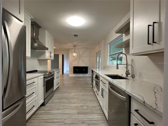 Building Photo - 4300 Avanti Cir