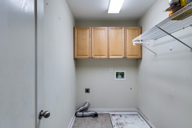 Building Photo - **ESTABLISHED NEIGHBORHOOD, AMAZING LOCATION**