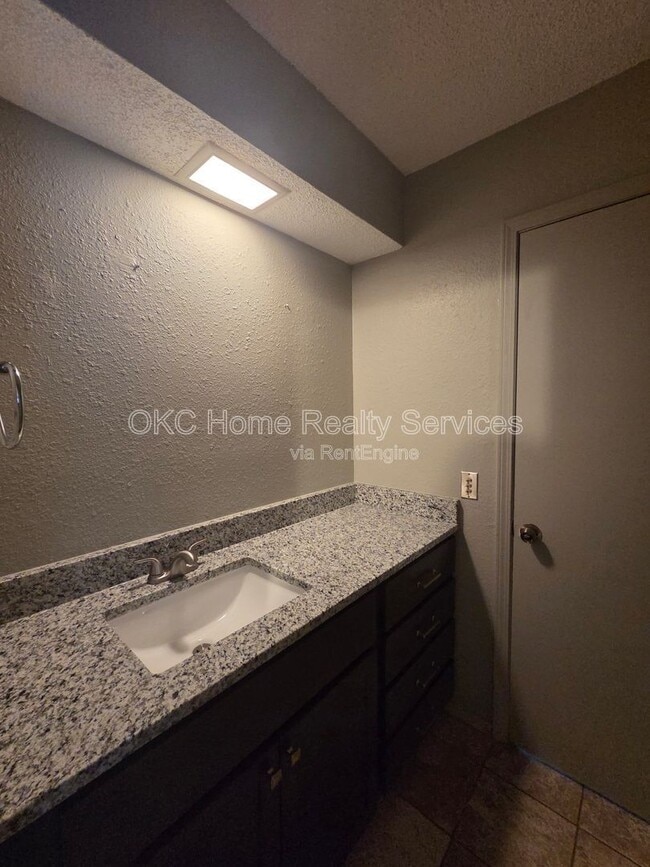 Building Photo - 6715 Lyrewood Ln