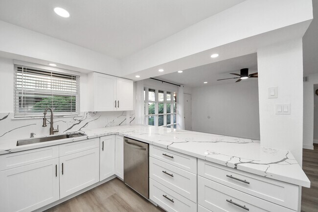 Building Photo - 5542 Holly St