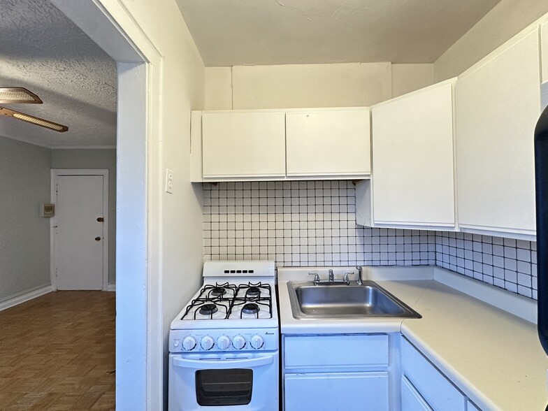 Building Photo - 714 W Belmont Ave