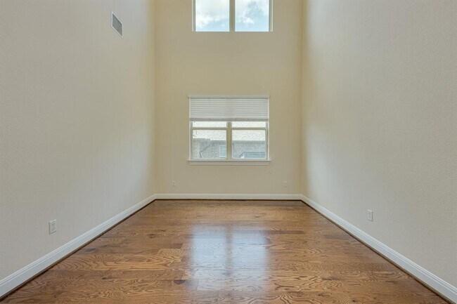 Building Photo - 4233 Privacy Hedge St