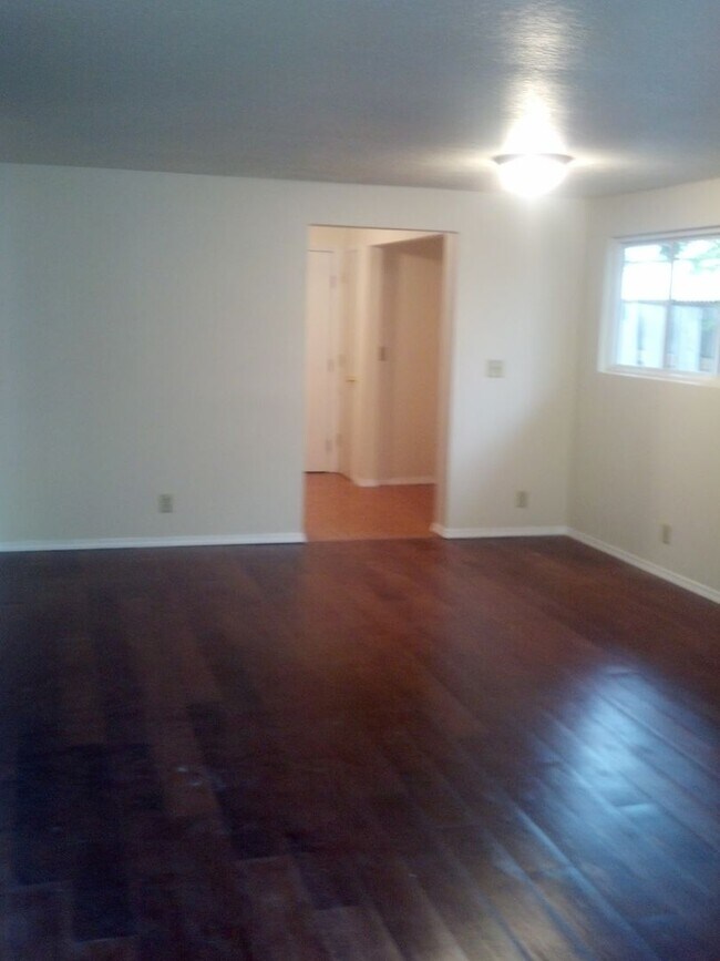 Building Photo - 109nst