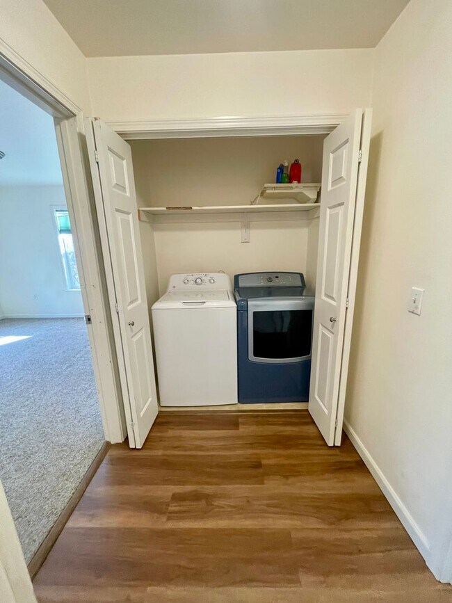 Building Photo - Ranch style 3bedroom/2 bathroom with an Ov...