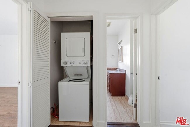 Building Photo - 1440 S Sherbourne Dr