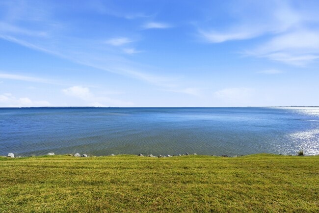 Building Photo - 615 Bayshore Dr