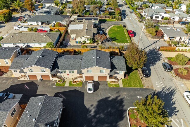 Building Photo - 35th (907 - 929)