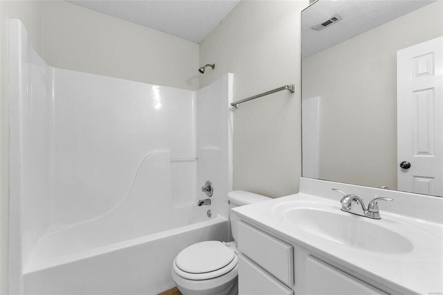 Building Photo - 3925 Claiborne Cir