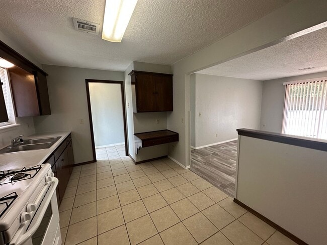 Building Photo - 3 Bed 1 Bath Brick Home with 1 Car Garage