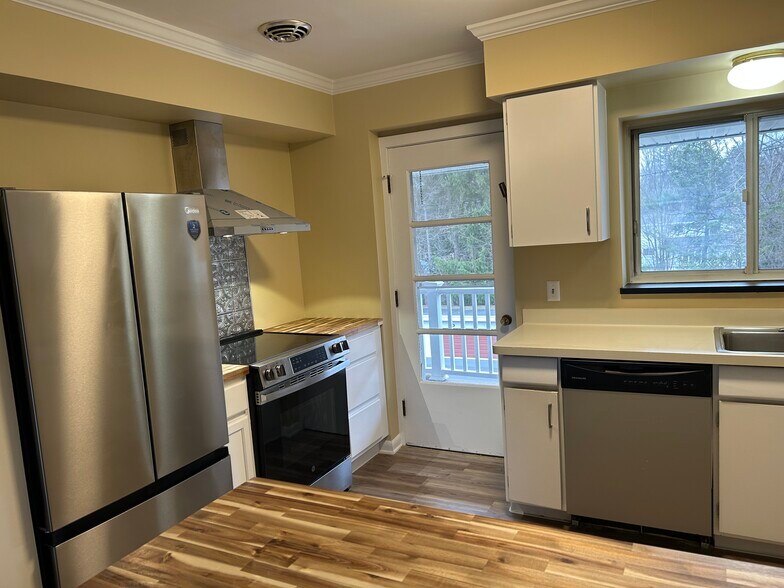 Building Photo - 2411 East Ave