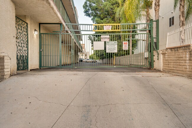 Building Photo - 5460 White Oak Ave