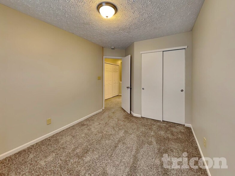 Building Photo - 4468 Connaught Dr E