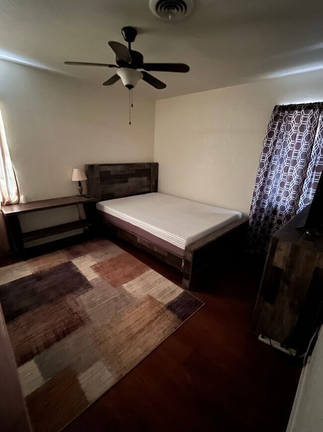 Building Photo - 3 bedroom 1.5 bathroom!