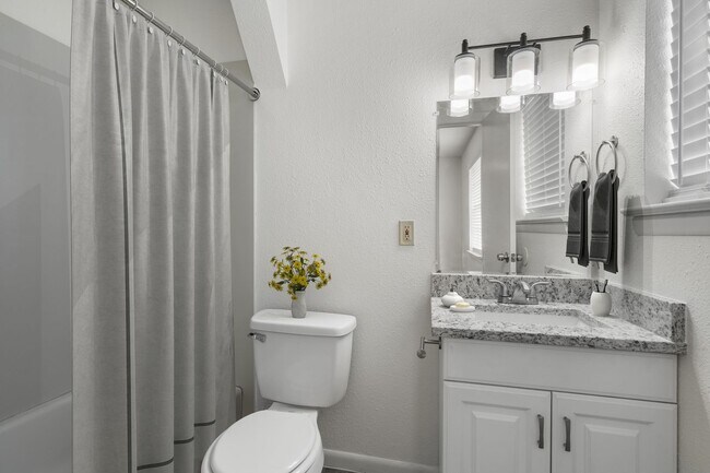 Building Photo - Freshly Renovated 3-Bedroom Duplex