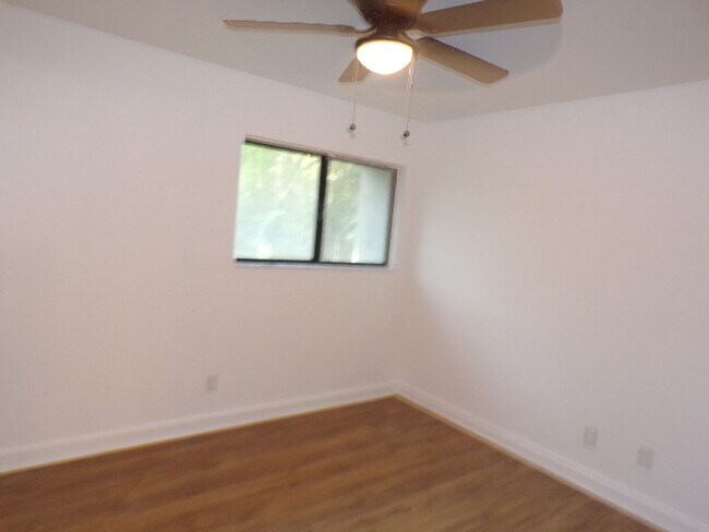 Building Photo - Remodeled Condo Located In Woodlake Villas
