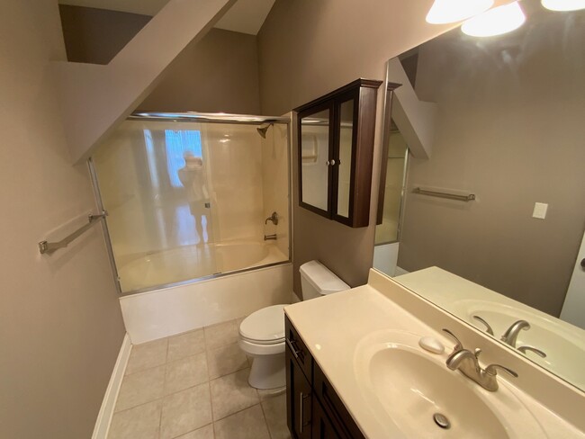 Master Bathroom - 2011 Frankfort Ave