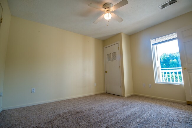 Building Photo - 4 bedroom, 4 bath unit overlooking the Mon...