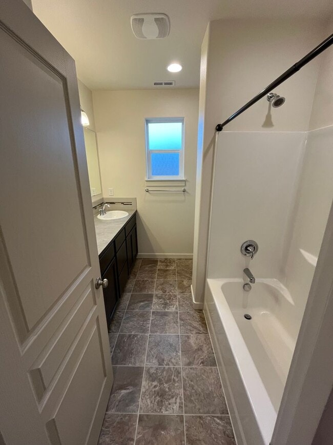 Building Photo - 3 Bedroom + Office in NW Redmond