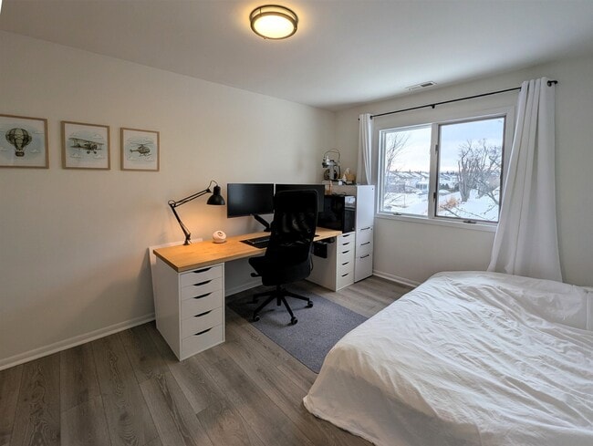 Building Photo - 700 10th St