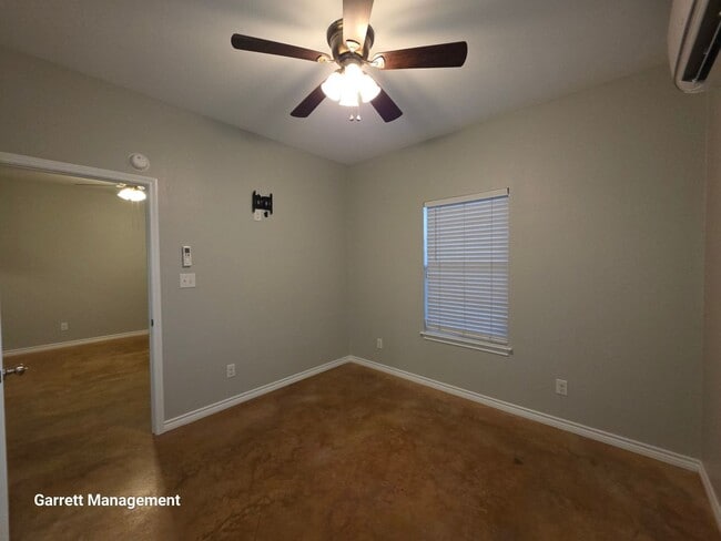 Building Photo - 1/1 House in the Country