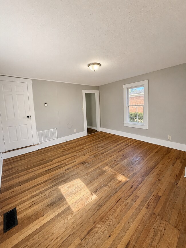 Building Photo - 1512 Bluegrass Ave