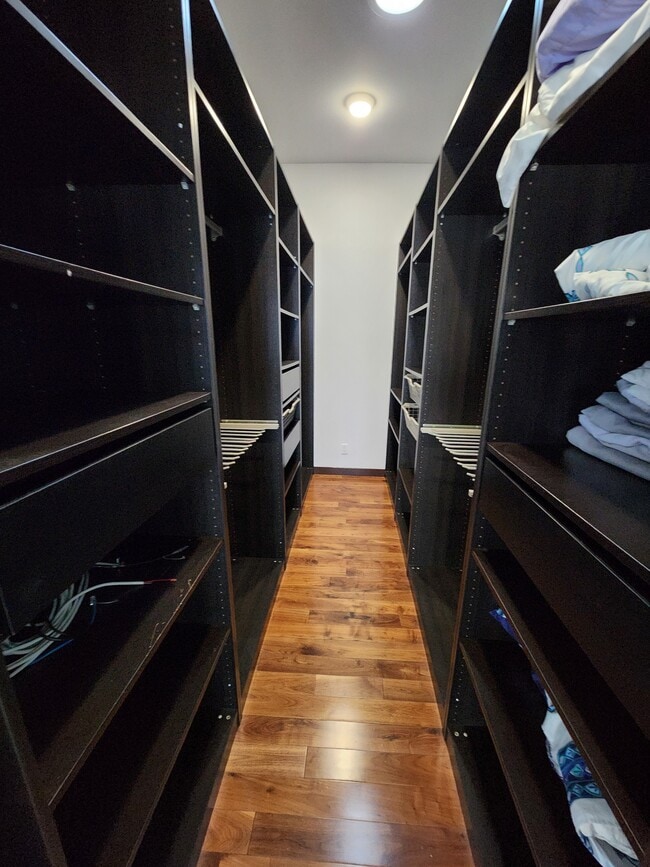 Master closet - 4440 Katherine Ave