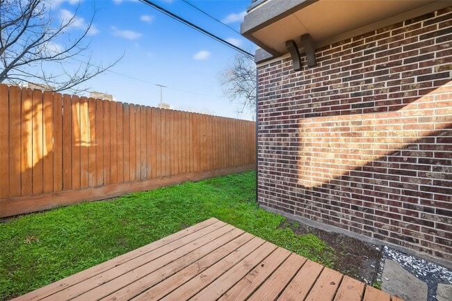 Building Photo - 1621 Rosewood St