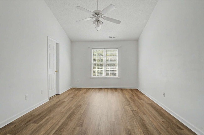 Building Photo - Townhome in Desirable Hedingham Community