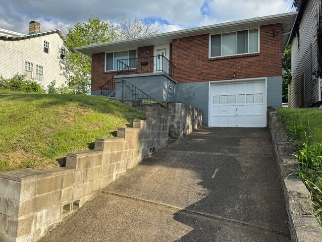 Building Photo - Updated 2-Bedroom 1-Bath Ranch House, GORG...