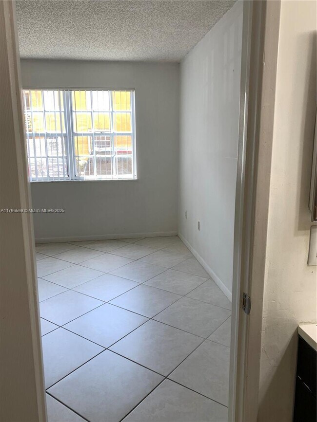 Building Photo - 9711 Fontainebleau Blvd