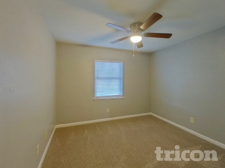 Building Photo - 6026 Lakecrest Dr