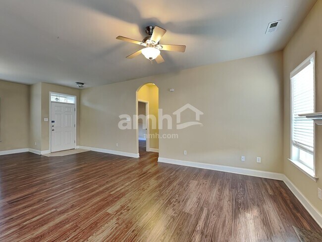 Building Photo - 220 Ash Dr