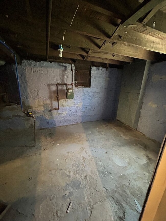 Building Photo - SECTION 8 and EDEN Accepted! Spacious with 6 Br!