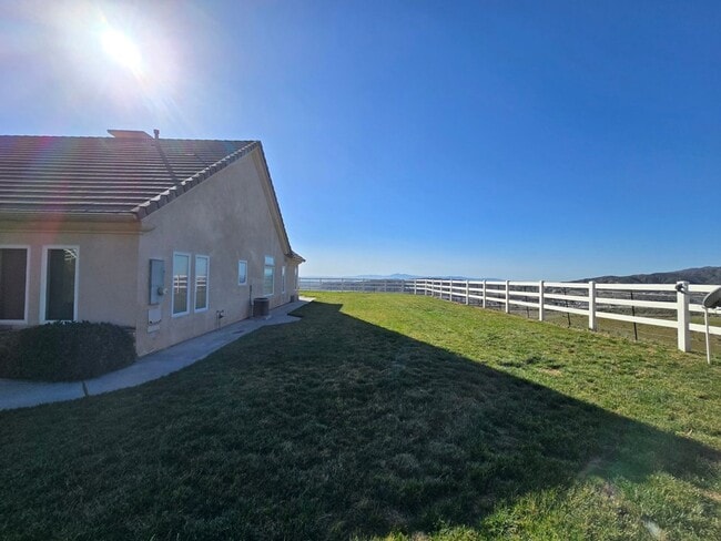 Building Photo - Private Country Living!!!