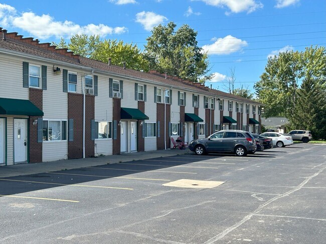 Building Photo - 3 Bedroom/1 bathroom renovated townhouse.