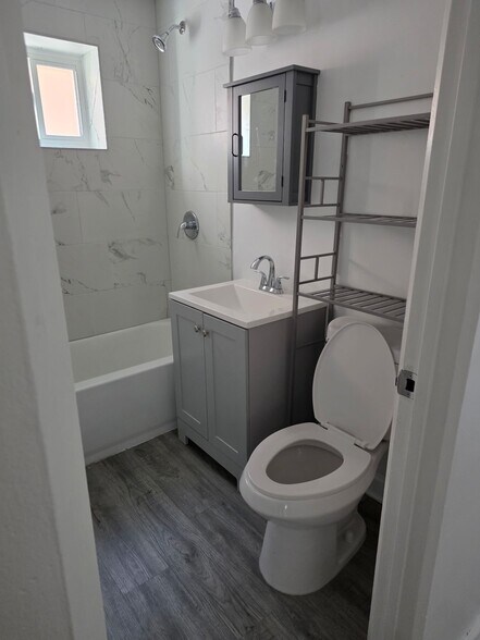 Building Photo - 14605 Des Plaines St