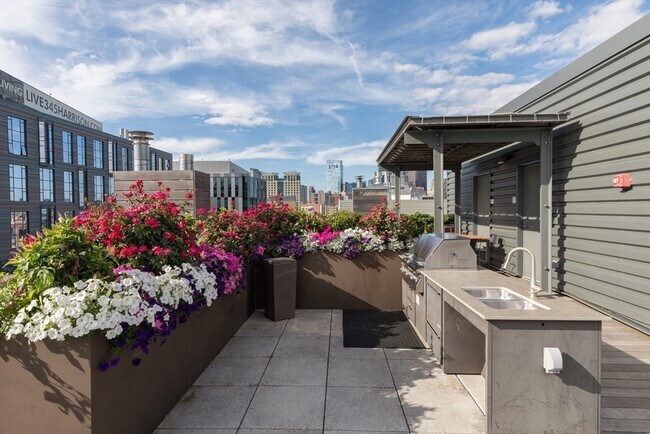 Building Photo - 32 Traveler St