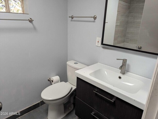 Building Photo - 717 E Granada Dr