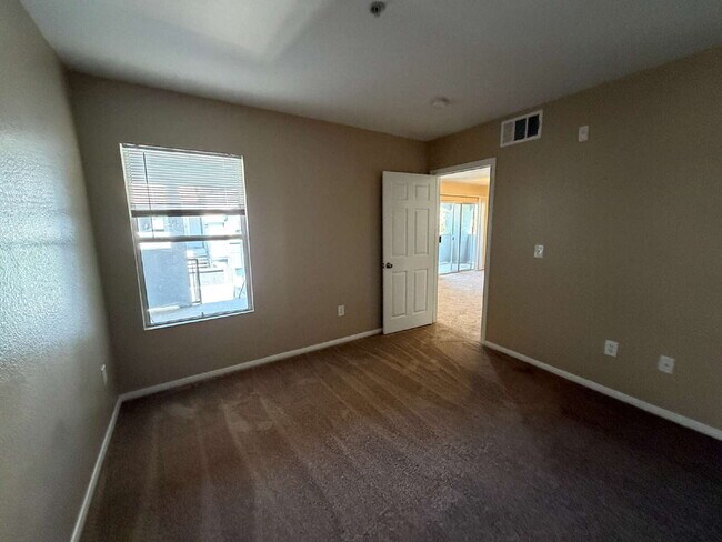 Building Photo - 2 Bed 2 Bath Condo - 3rd Floor - Check out the Views!