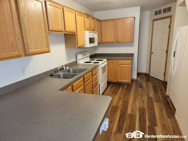 Building Photo - Available now! A gorgeous 2 bedroom, 1 1/2 bath end unit townhome in Farmington!