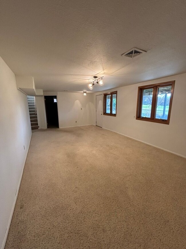 Building Photo - 5 BED | 3 BATH | CARPORT | WEST RAPID