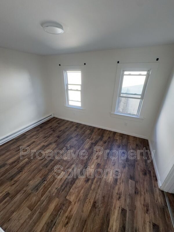 Building Photo - 221 Dunmore St