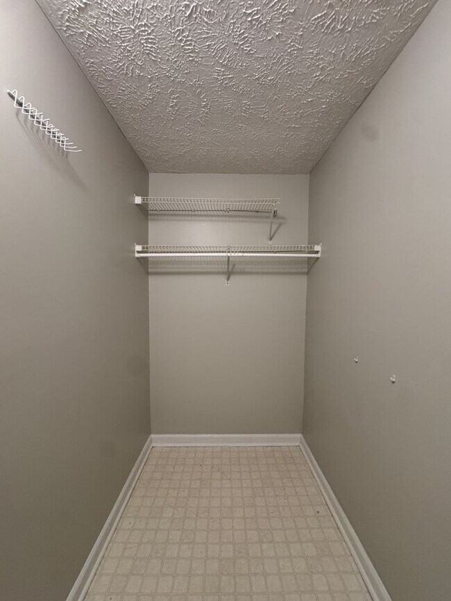 Building Photo - Cute 2 Bed 2 Bath Ground Level Condo with Community Pool