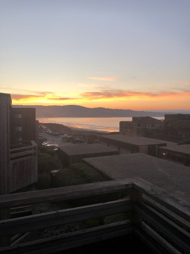 Building Photo - Ocean View Condo in Monterey 1 Bedroom/1 Bath