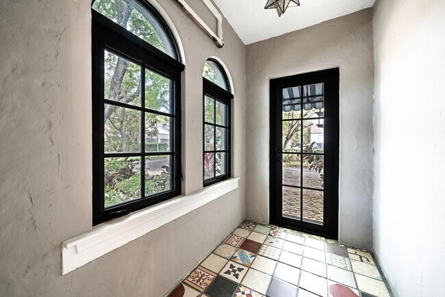 Building Photo - 447 Giralda Ave