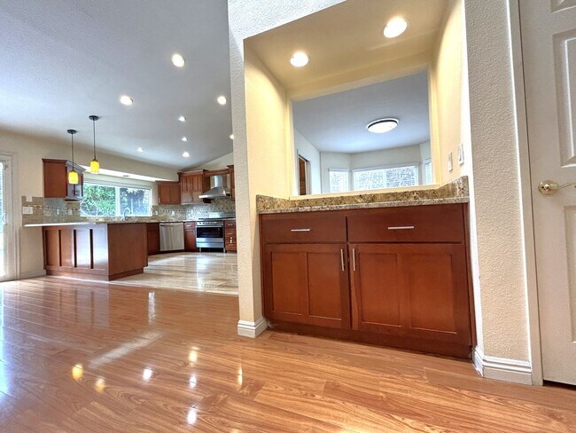 Building Photo - 904 Sky Meadow Pl