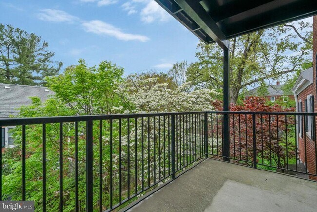 Building Photo - 2961 S Columbus St