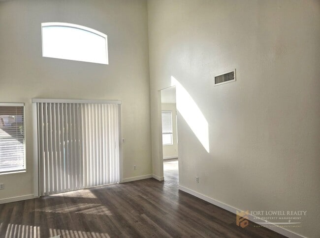 Building Photo - Fully remodeled, spacious 3 bed 2.5 bath, two-story home in Phoenix